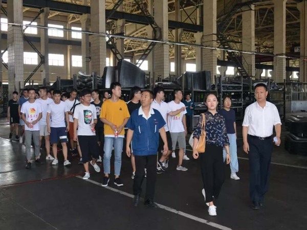 高校大学生来williamhill官网集团科普基地实践学习